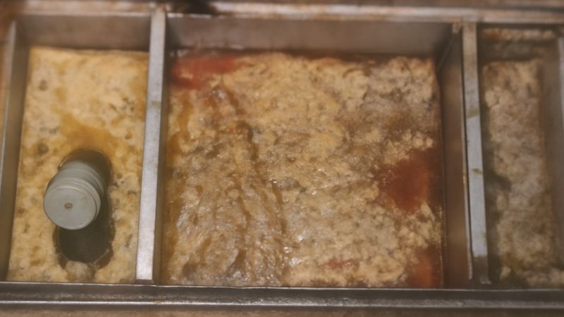 グリーストラップの清掃　施工前